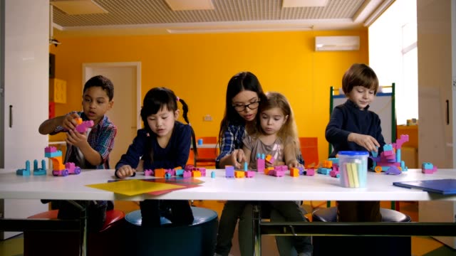 Niños-jugando-con-bloques-de-construcción-en-el-aula