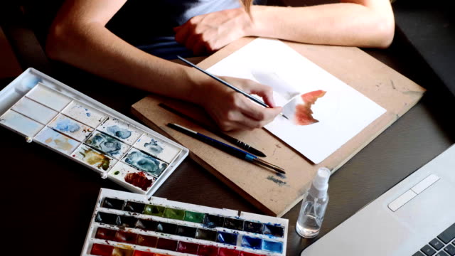 Junge-Frau-führt-eine-Lektion-in-der-Aquarell-Malerei-online-zu-Hause
