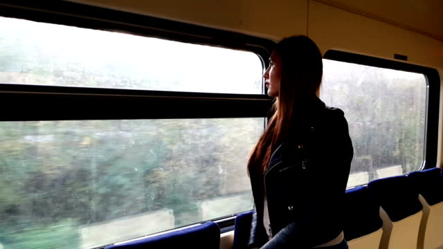 Mujer-de-viaje-en-el-tren