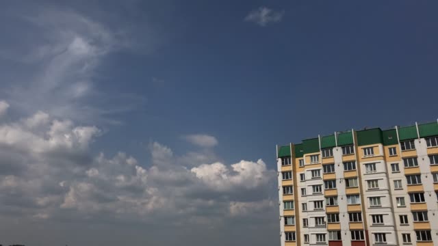 Schöner-Zeitraffer-des-Hauses-auf-einem-Hintergrund-von-Wolken