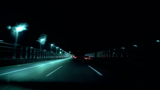 fahren-auf-der-Autobahn-Nacht