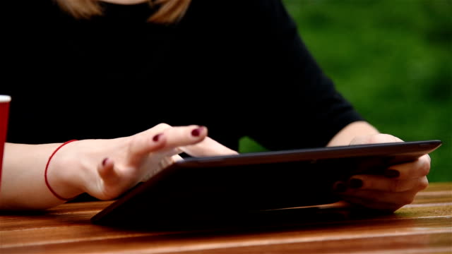 Hands-Hipster-Girl-Using-Digital-Tablet.