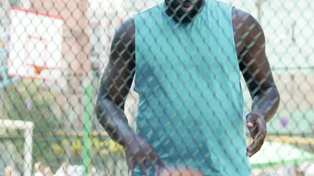 African-american-Kerl-Umgang-mit-Kugel-Aufwärmen-der-Muskeln-vor-dem-Basketball-training