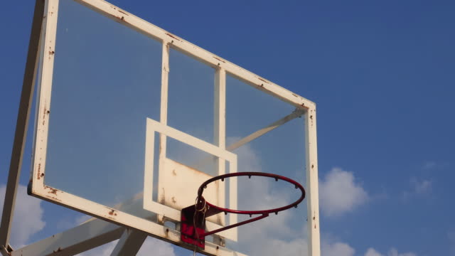Jaula-de-baloncesto-contra-el-cielo-azul-en-día-soleado-de-verano