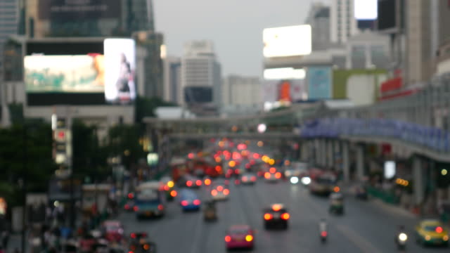 Tráfico,-anuncios-y-edificios-en-Bangkok