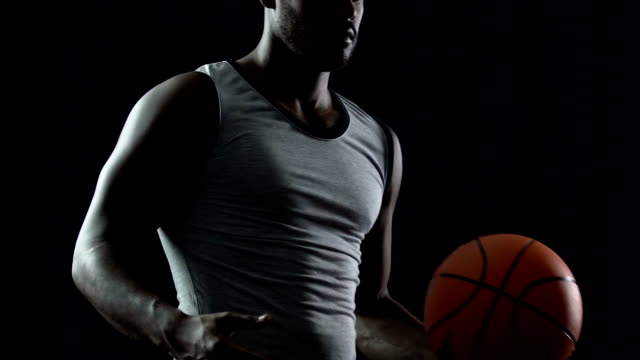 Altura-atleta-negro-con-bola-de-la-cesta-en-las-manos,-pensando-en-juego-de-estrategia