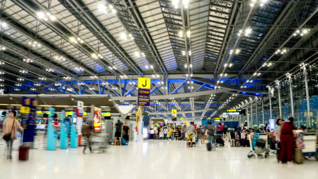 Zeitraffer-der-Touristen-in-Bangkok-Suvarnabhumi-Flughafen