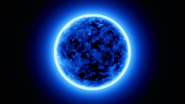 Superficie-de-realista-sol-azul-de-4K-u-Orbe-de-energía-azul-con-las-llamaradas-solares,-ardiente-del-sol-aislado-sobre-negro-con-espacio-para-su-texto-o-logotipo.-Movimiento-gráfico-y-animación-de-fondo.