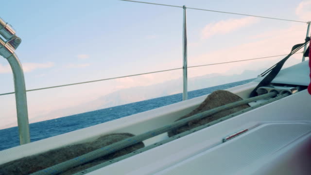 Ansicht-der-zerklüfteten-Küste-von-Gran-Canaria-in-Rauch.-Blick-von-Bord-der-Yacht-Saling-im-Ozean