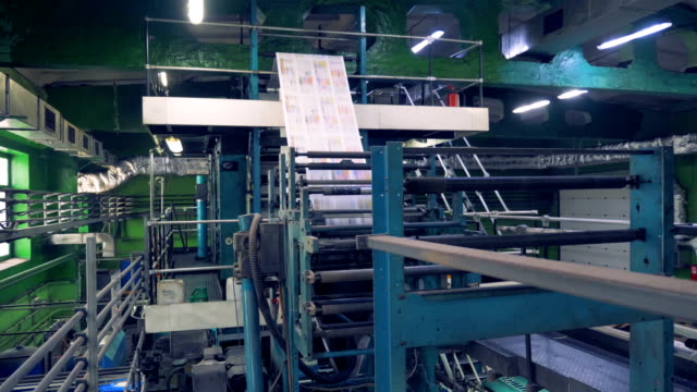 Grande-equipo-de-la-fábrica-de-la-impresión-trabaja.-Facilidad-de-la-fábrica-de-impresión.