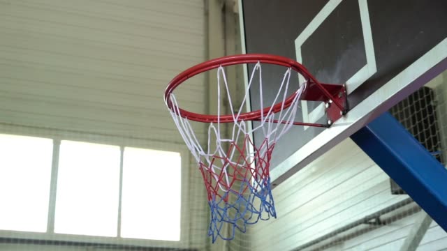 Basketball-Ring-in-einer-Sporthalle