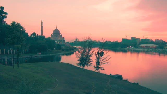 Putrajaya-mosque-and-man-made-lake-on-a-beautiful-evening,-Kuala-Lumpur,-Malaysia