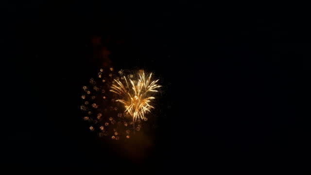 Bunte,-schöne-Feuerwerk-explodieren-in-den-Nachthimmel.