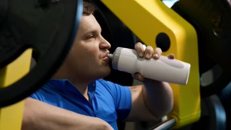 Man-Drinking-from-Sports-Water-Bottle-in-Gym