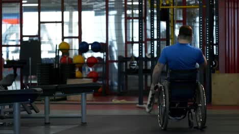 Hombre-en-silla-de-ruedas-ejercicio-con-cuerdas-de-batalla