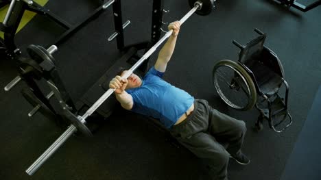 Hombre-con-discapacidad-entrenamiento-en-gimnasio