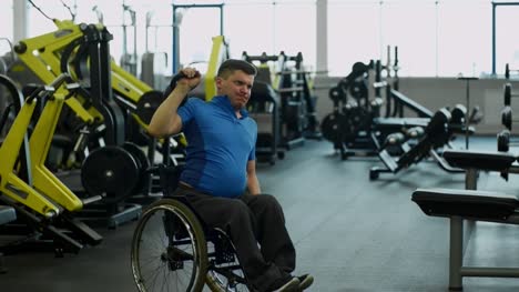 Entschlossenen-Mann-im-Rollstuhl-Training-im-Fitness-Studio