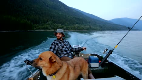Fischer-Reisen-mit-seinem-Hund-im-Boot-4k