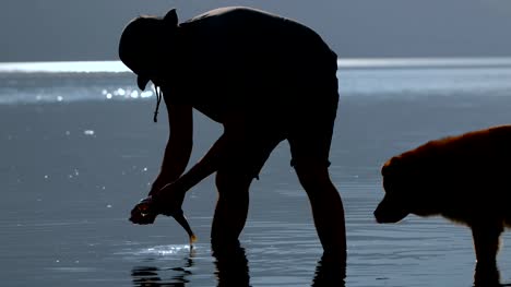Pescador-de-un-pez-muerto-en-el-río-4k-de-limpieza