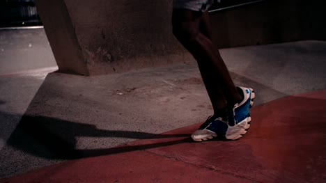 Afro-amerikanischen-Sportler-anstrengenden-Seilspringen-für-die-Übung