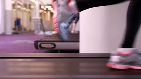 Super-fit-woman-running-on-the-treadmill