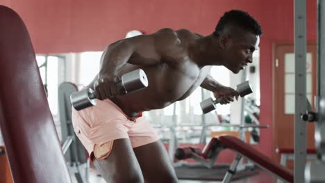Hombre-fitness-ejecutar-ejercicios-músculos-dorsales