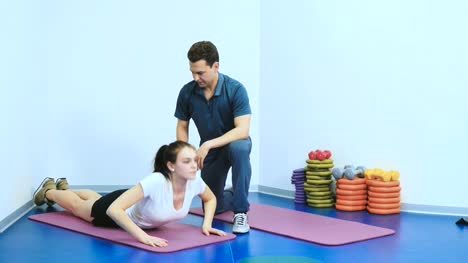 La-chica-haciendo-ejercicios-deportivos-en-el-centro-de-rehabilitación
