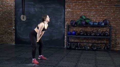 Woman-athlete-doing-kettlebell-workout