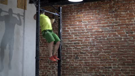 Man-doing-chest-to-bar-pull-up