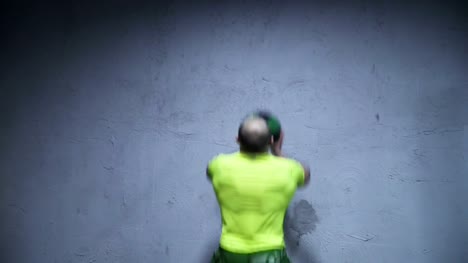 Mann,-die-Wand-Ball-Crossfit-Übung-durchführen