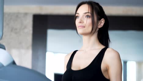 Nette-Frau,-Turnen-in-der-Turnhalle