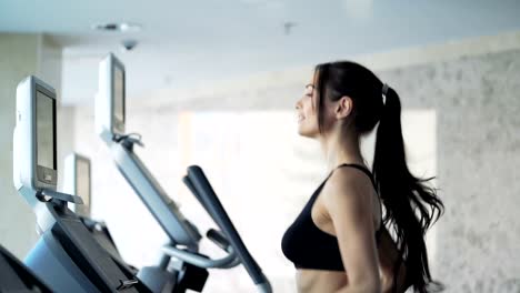 Linda-mujer-haciendo-ejercicio-en-el-gimnasio