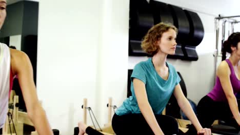 Schöne-Frauen-im-Fitness-Studio-trainieren
