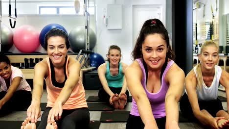 Schöne-Frauen-im-Fitness-Studio-trainieren