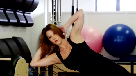 Schöne-Frau-im-Fitness-Studio-trainieren
