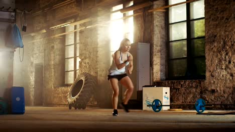 Fit-athletische-Frau-tut-Beinarbeit-ausgeführt-Bohrer-in-einer-verlassenen-Fabrik-in-Turnhalle-umgebaut.-Fitness-Übung-/-Training-zur-Stärkung-der-Beine,-Verbesserung-ihrer-Agilität-und-Schnelligkeit.