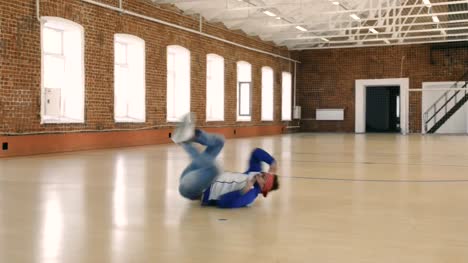 B-boy-bailando-en-el-gimnasio-de-deporte