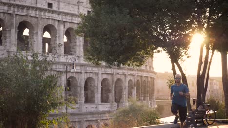 Man-in-sportswear-running-in-front-of-the-Colosseum-in-Rome-at-sunset