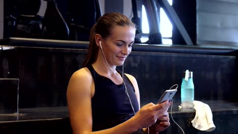 A-beautiful-girl-turns-on-music-in-headphones-before-doing-sports