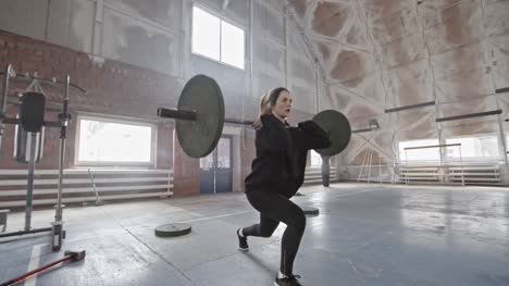 Female-Athlete-Doing-Barbell-Lunge