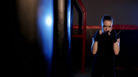 Schöne-Kickboxen-Frau-Ausbildung-in-die-Boxing-Hall.-Mädchen-ist-Boxen.