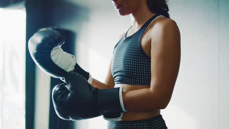 Woman-Boxing-in-the-Gym