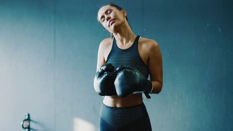 Mujer-boxeo-en-el-gimnasio