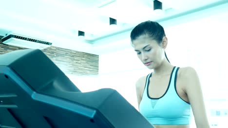 Asiatische-Frau-Training-im-Fitness-Studio.-Frau-mit-Übung-Konzept.