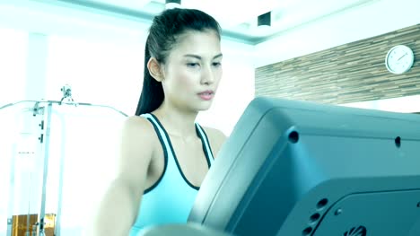 Asiatische-Frau-Training-im-Fitness-Studio.-Frau-mit-Übung-Konzept.