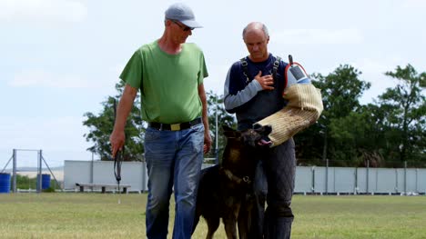 Schäferhund-zu-Fuß-mit-seinem-Besitzer-und-Trainer-4k