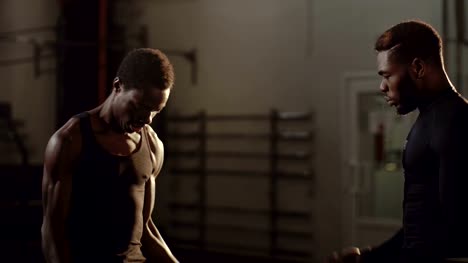 Sportliche-schwarze-Männer-zusammen-im-Fitness-Studio-trainieren