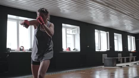 Mujer-joven-aprender-boxeo-movimientos