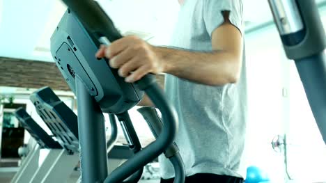 Asiatischer-Mann-im-Sport-Fitness-Studio-trainieren.-Menschen-mit-Sport-Konzept.