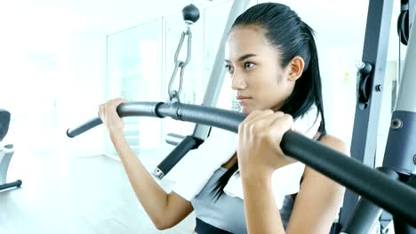 Mujer-asiática-ejercicio-en-el-gimnasio.-Concepto-de-reacción-y-deporte.-4k-resolución.